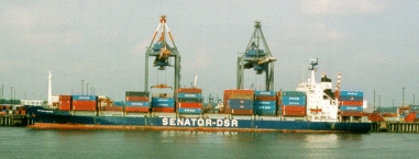 Containerschiff wird beladen