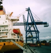 Hafenkran beim Beladen der OPDR Tanger
