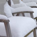 Dicke Schneeschicht auf den Gartenstühlen.