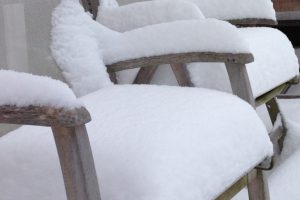 Dicke Schneeschicht auf den Gartenstühlen.